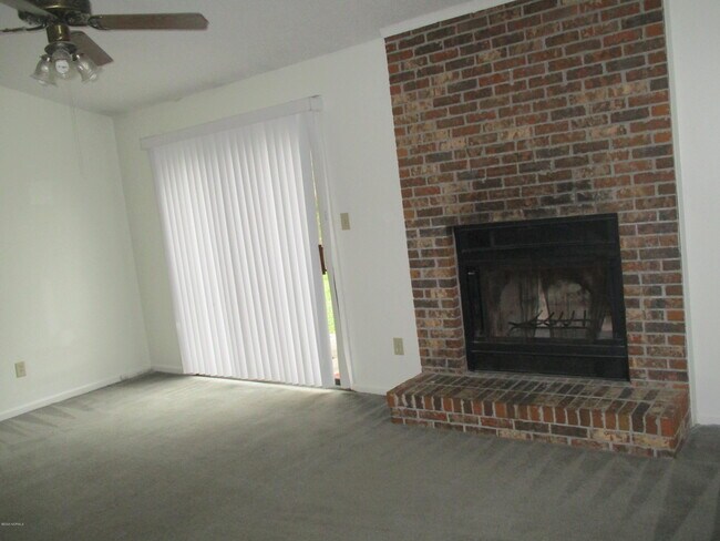 Foto del edificio - 1916 Rolling Ridge Dr