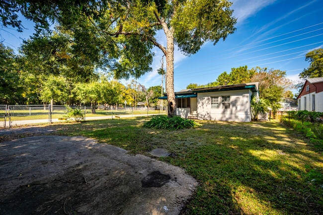 Building Photo - 1602 Wambolt St