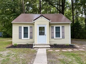 Building Photo - 1827 Pine Way