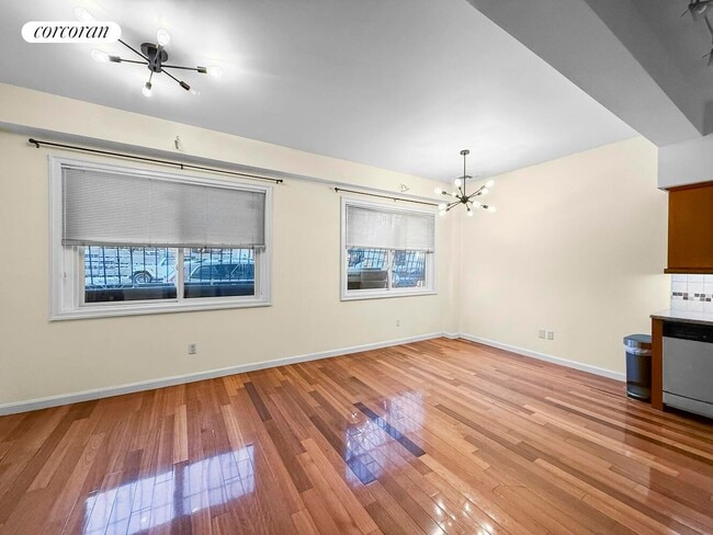 Building Photo - 560 7th Ave