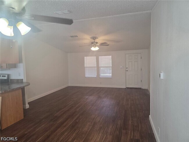Foto del edificio - 425 Tanner Rd
