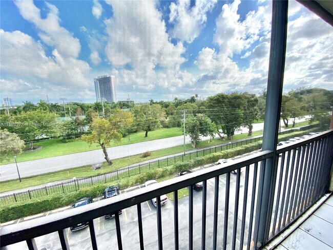 Foto del edificio - 16950 W Dixie Hwy