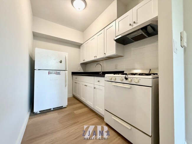 Building Photo - 152 Parkside Ave
