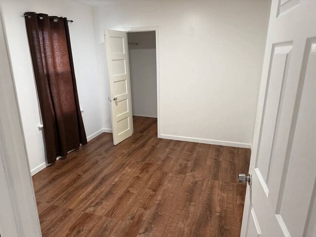 Foto del edificio - 308 E 8th St