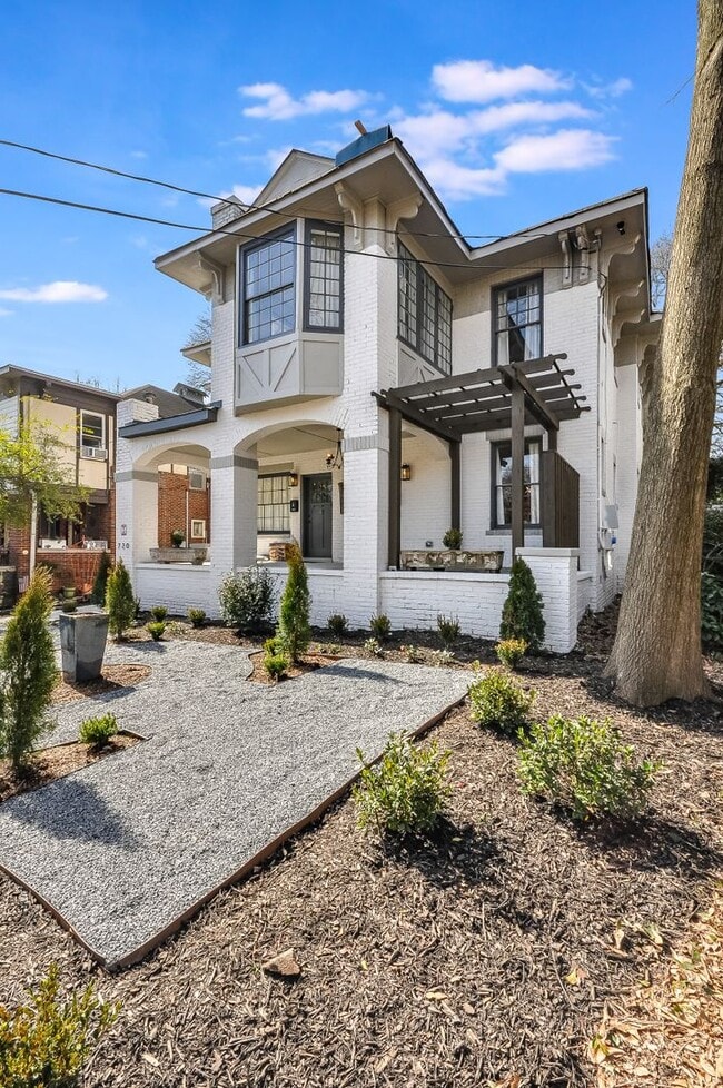 Foto del edificio - Beautifully Updated Midtown Studio Apartment Walking Distance to Piedmont Park!