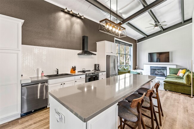 Building Photo - 25400 Pine Ridge Rd