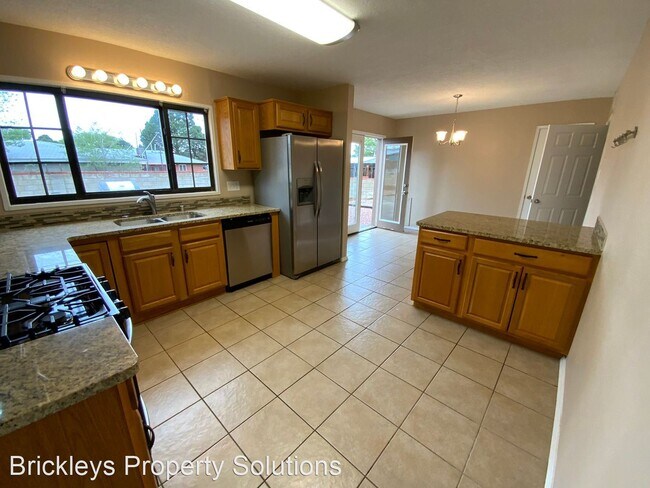 Building Photo - 3 br, 1 bath House - 9908 Leyendecker Rd NE
