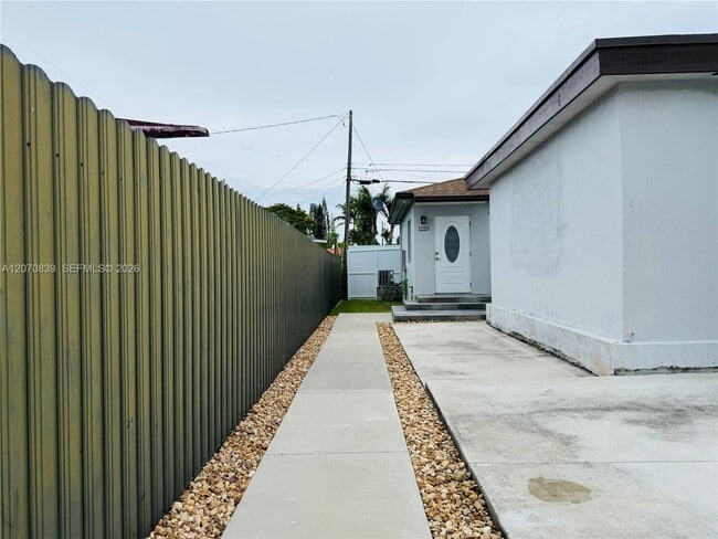 Building Photo - 1221 SW 76th Ct