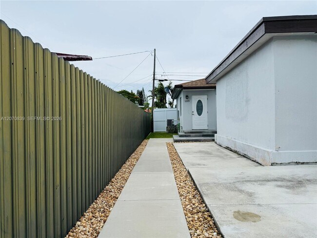 Foto del edificio - 1221 SW 76th Ct