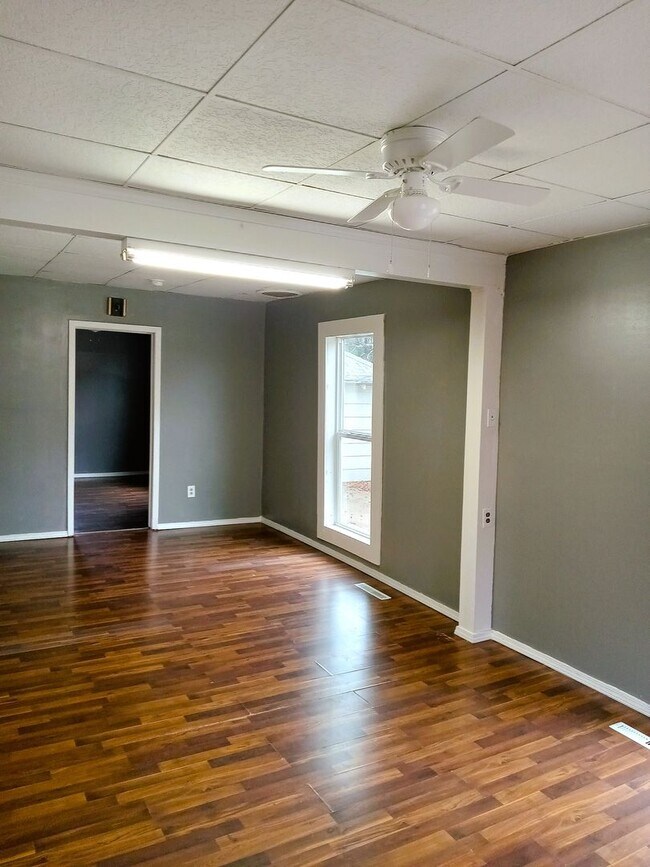 Foto del edificio - Cute Home with Darling Front Porch and  De...