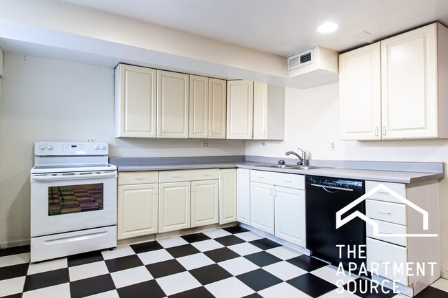 Photo - 826 W Dakin St Apartment