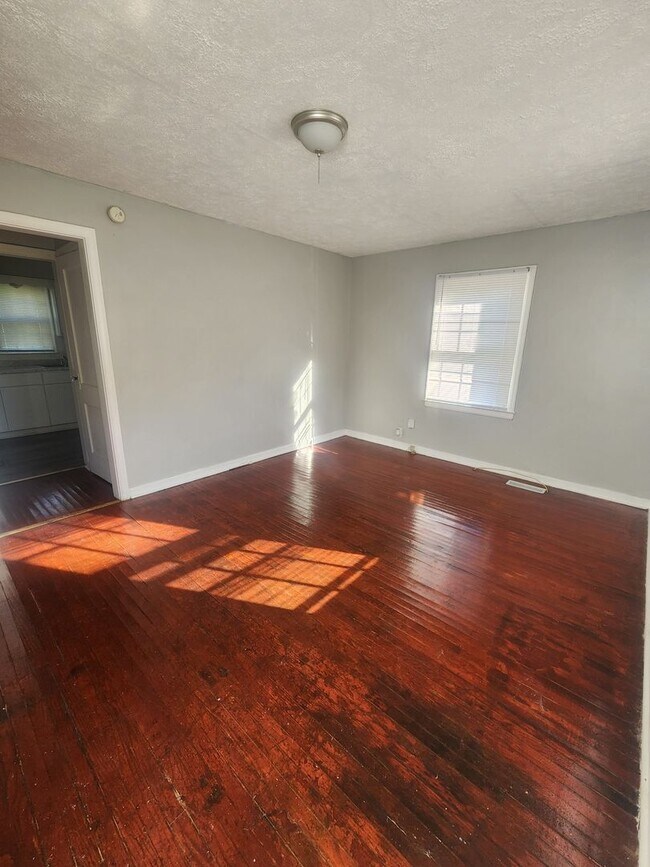 Foto del edificio - Newly Remolded Spacious Two Bedroom Single Family Near 38th and Sherman
