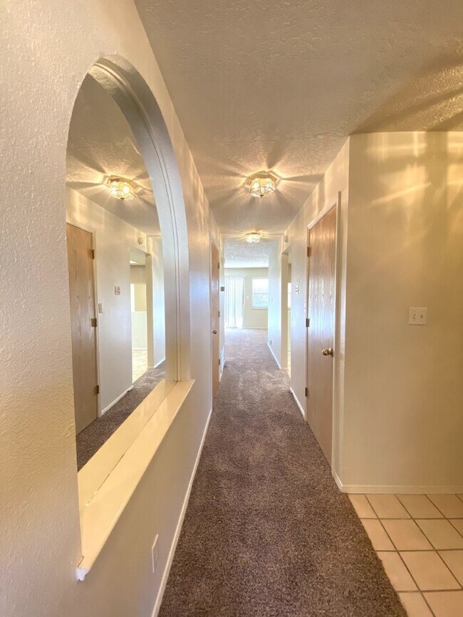 Foto del edificio - 2nd Floor - 2BR/2Bath - Balcony - 1Car Garage