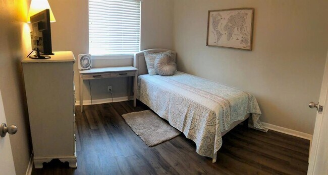 Foto del edificio - 2401 Manor Rd