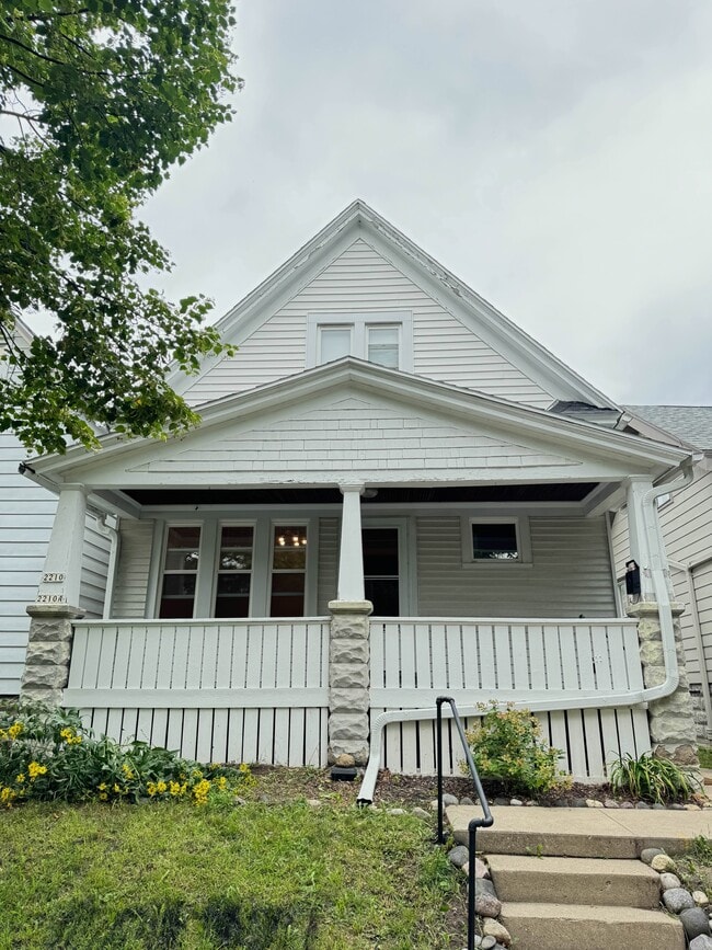 Building Photo - 2210 E Bennett Ave
