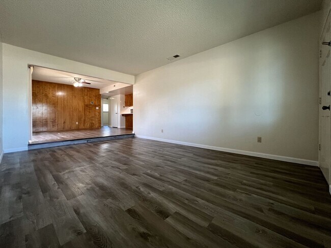 Foto del edificio - 2400-2402 Yosemite Dr