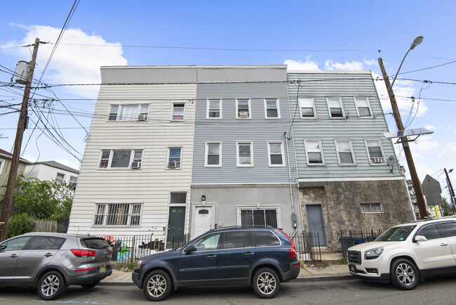 Building Photo - 11 Rose Ave