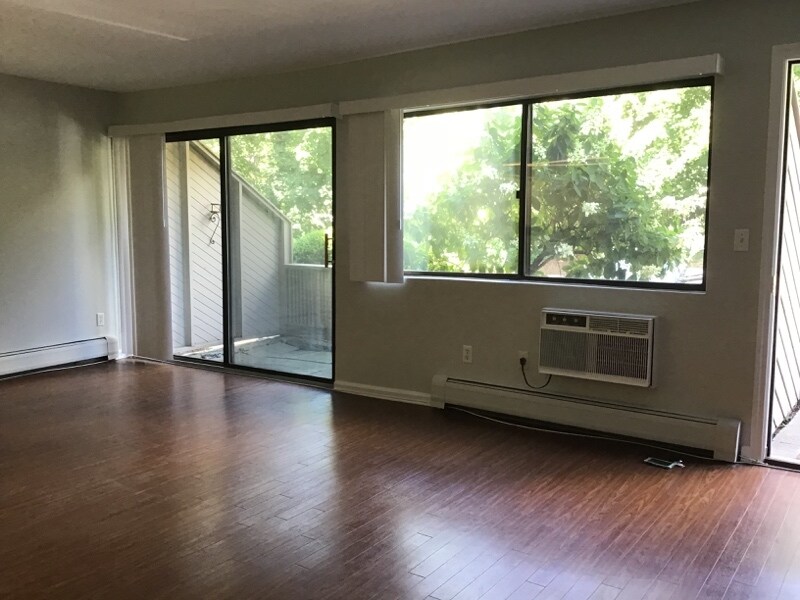 Foto principal - 1465 E Putnam Ave