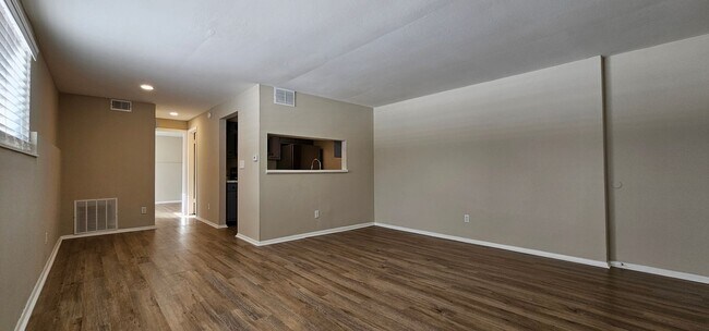 Building Photo - Beautiful One bedroom/one Bath apartment