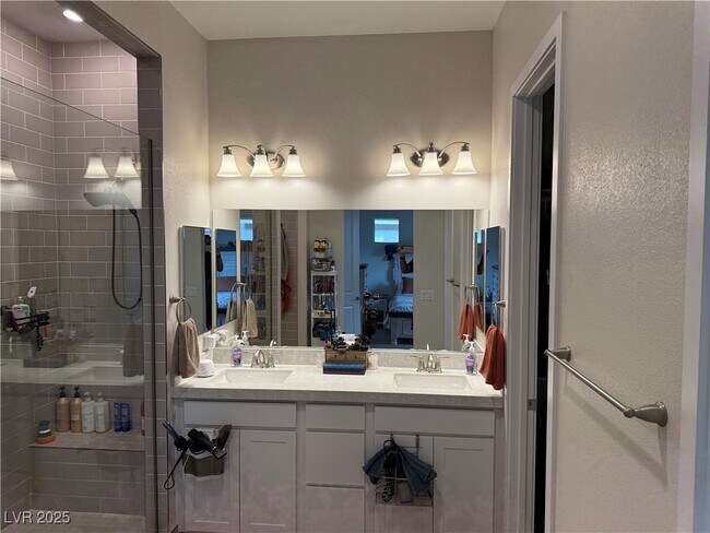 Foto del edificio - 815 Eaton Fls St