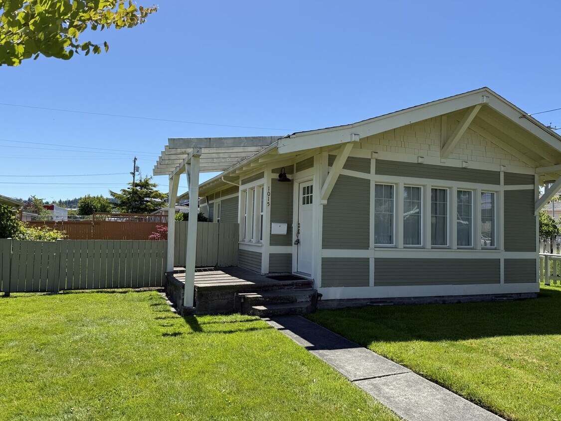Foto principal - Charming Downtown Anacortes Home - Avail Now!