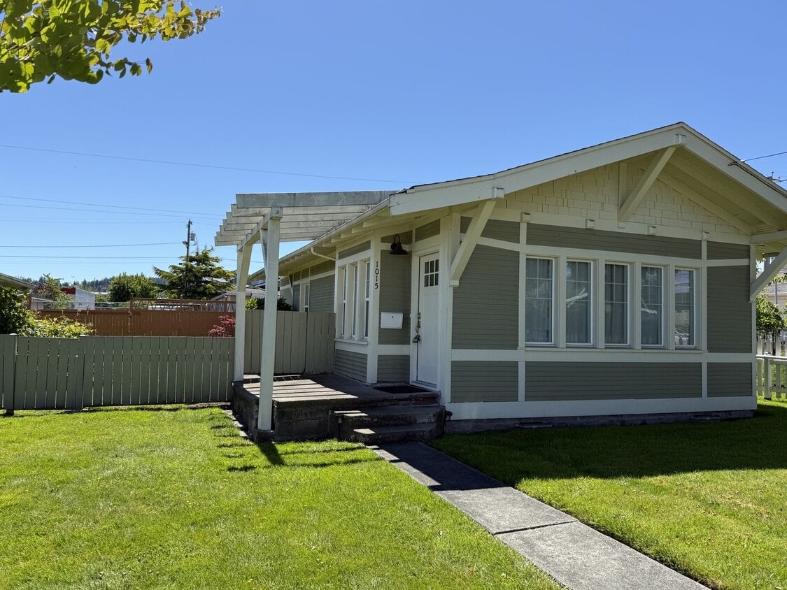 Primary Photo - Charming Downtown Anacortes Home - Avail Now!