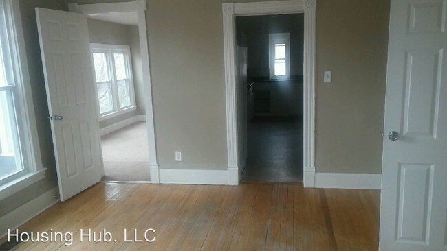 Building Photo - 825 Sylvan St