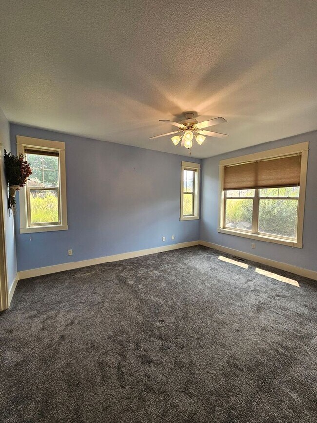 Foto del edificio - Yarrow Neighborhood Home with Central A/C, Landscaping Included!