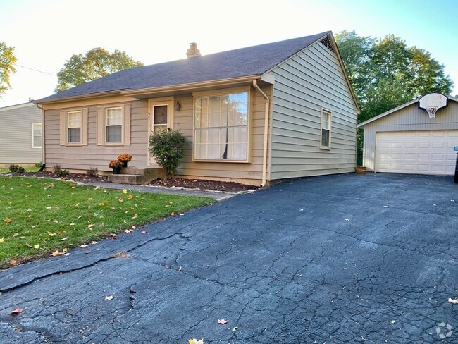 Building Photo - 48 Briar Ln