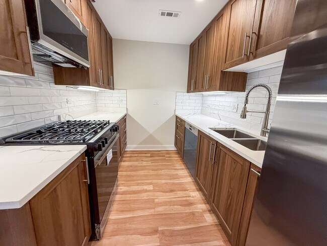 Foto del edificio - 6415 W Irving Park Rd