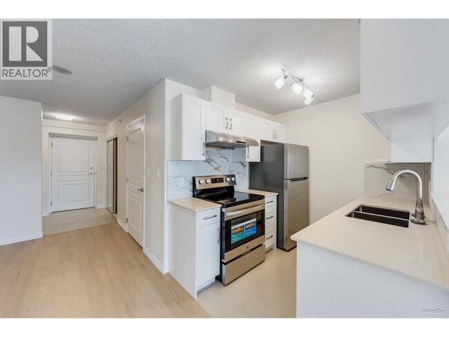 Building Photo - 5639 Hampton Pl