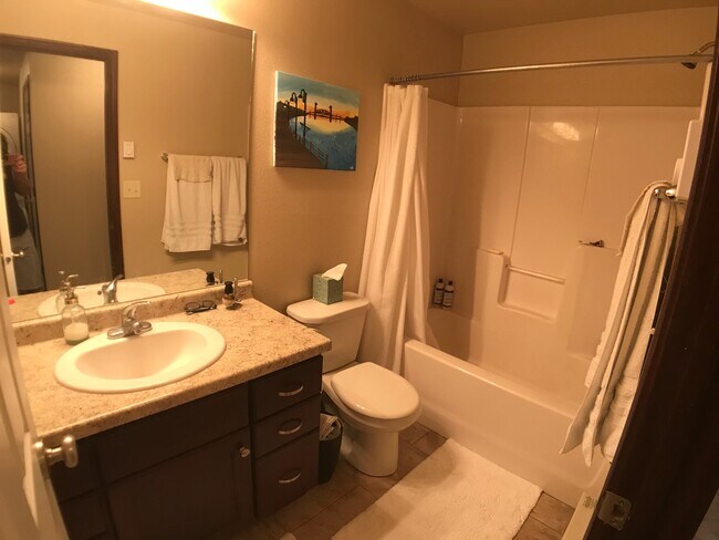 Foto del edificio - Quality Built Twinhome North Bismarck! SORRY NO PETS