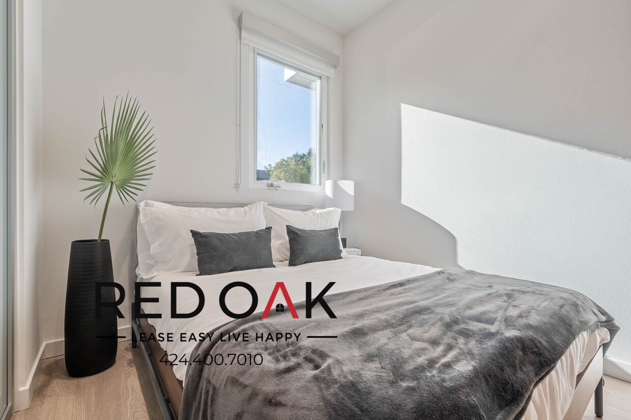 Primary Photo - 6 WEEKS FREE! Furnished Bachelor With Laun...