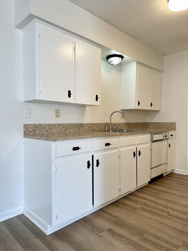 Building Photo - 308 Cottonwood Dr