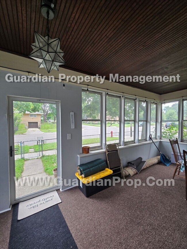 Foto del edificio - House Available Sep 1st, Move in special for Sep move-in! Updated Kitchen & Baths, Large Fenced Y...