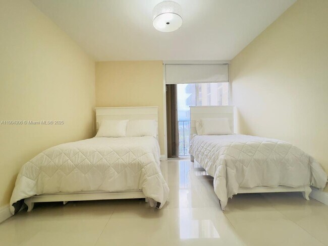 Foto del edificio - 19355 Turnberry Way