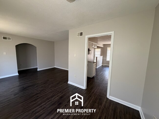 Building Photo - Spacious 3BR/2BA Home w/ Brick Fireplace, Deck & Fenced Yard