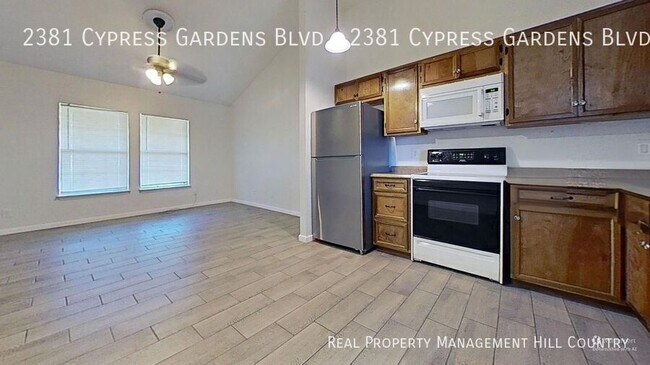 Foto del edificio - 2381 Cypress Gardens Blvd