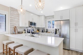 Building Photo - 704 Club Dr