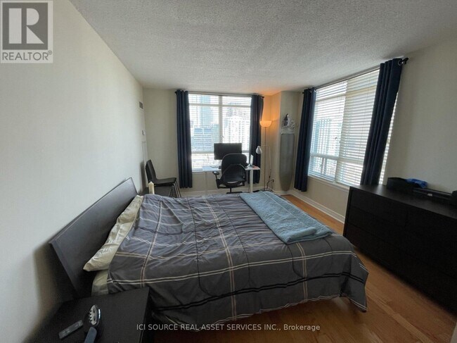 Photo du bâtiment - 16 Harrison Garden Blvd