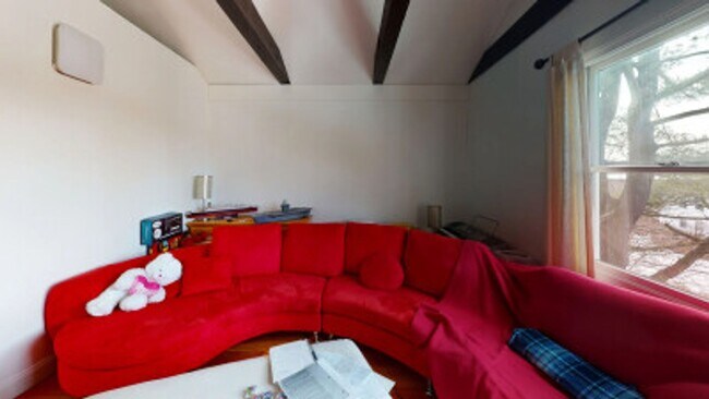 Building Photo - Luxury Townhouse with Chef's Kitchen, Central Air & 3-Car Parking