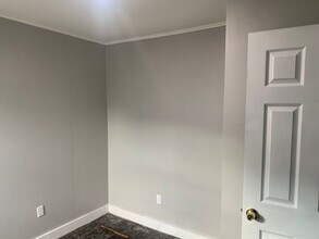 Building Photo - 327 Diatreta Ln