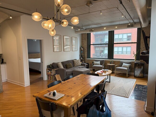 Foto del edificio - 411 W Ontario St