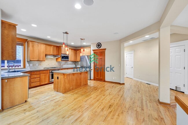 Building Photo - 3 BED & 2.5 BATH Town house FOR RENT