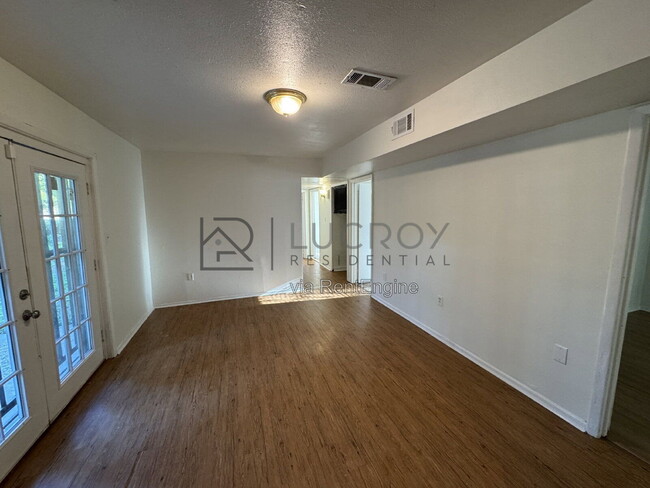 Building Photo - 2716 Woodside Dr