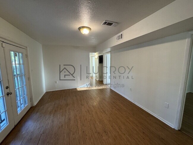 Foto del edificio - 2716 Woodside Dr