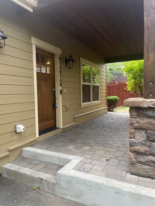 Building Photo - Beautiful two story home with 3 bedrooms a...