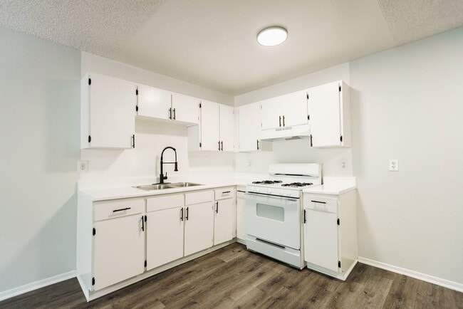 Interior Photo - 226 S Serrano Ave