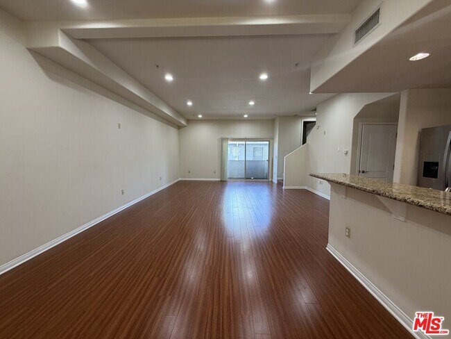 Foto del edificio - 15024 Magnolia Blvd