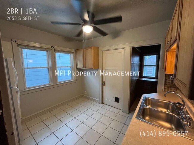 Foto del edificio - 2053 S 68th St West Allis 2Br Lower
